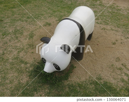 公園裡的熊貓玩具 公園裡的熊貓玩具 130064071