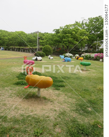 公園裡的動物遊樂設備 130064177