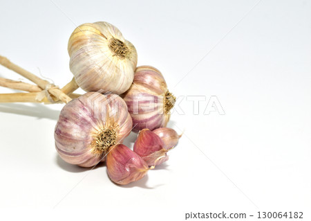 Several heads of garlic 130064182