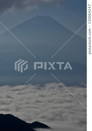 從禦坂山三法文山頂俯瞰，富士山籠罩在低雲之中 130064247