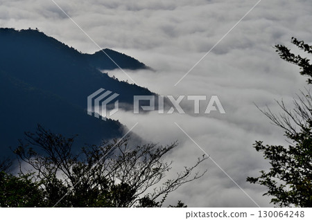 禦坂山三法文山頂霧氣繚繞的精進湖 130064248