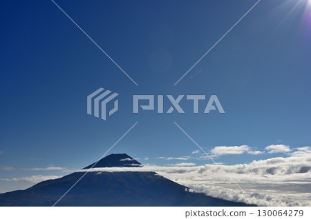 在晴朗的日子裡,從天子山脈毛無山頂俯瞰富士山。複製空間 在晴朗的日子裡,從天子山脈毛無山頂俯瞰富士山。複製空間 130064279