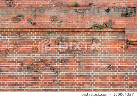 半田市半田紅磚建築的北側，殘留太平洋戰爭時期機槍掃射的痕跡。 130064327