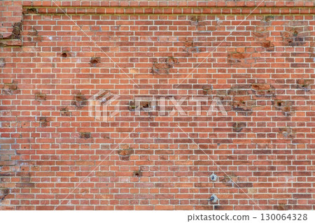 半田市半田紅磚建築的北側，殘留太平洋戰爭時期機槍掃射的痕跡。 130064328