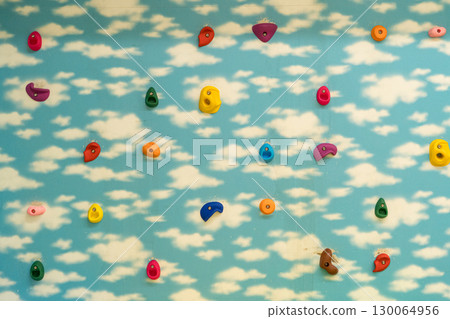 彩色石頭砌成的抱石牆 130064956