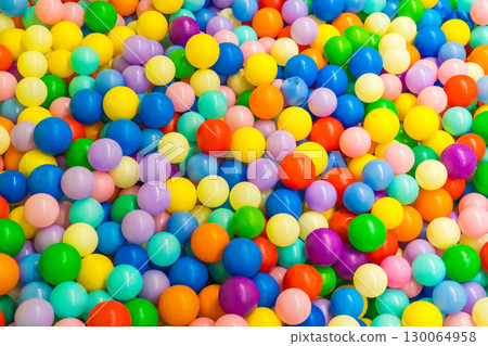 供孩子們玩耍的彩色球池 130064958
