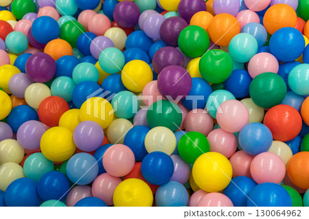 供孩子們玩耍的彩色球池 130064962