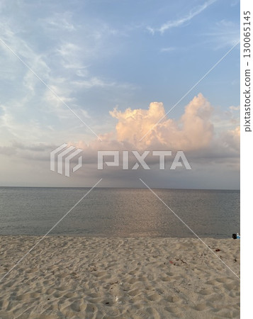 美麗的日落海和遊客 130065145