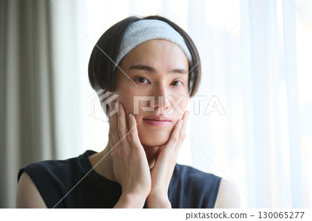 一位年輕亞洲男子的美容肖像 130065277