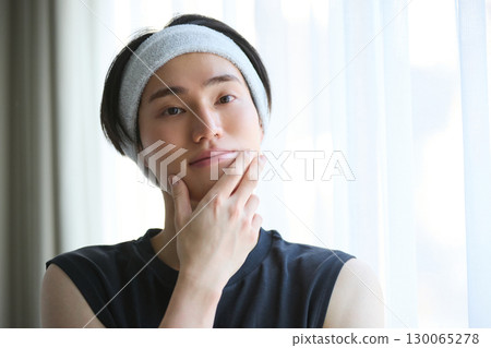 一位年輕亞洲男子的美容肖像 130065278