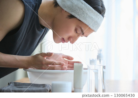 年輕的亞洲男子洗臉 130065430