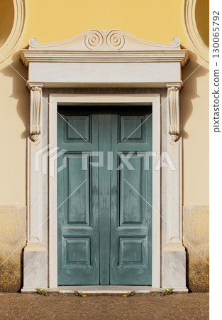 Old wooden door 130065792