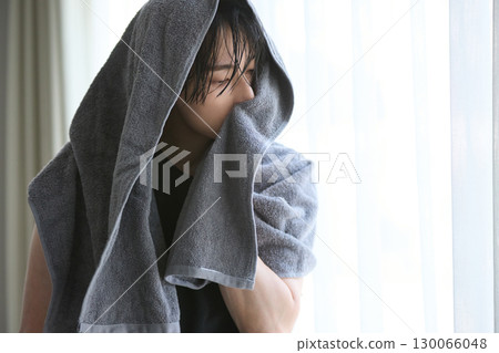 亞洲年輕男子沐浴後肖像 亞洲年輕男子沐浴後肖像 130066048