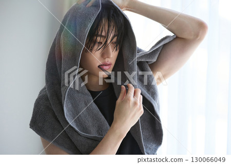 亞洲年輕男子沐浴後肖像 130066049