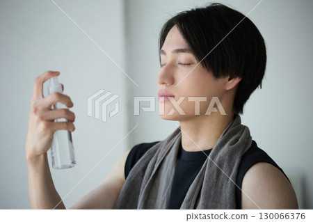 亞洲年輕男子用乳液洗澡 亞洲年輕男子用乳液洗澡 130066376