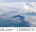 從飛機窗戶欣賞富士山和雲海的壯麗景色 130068132