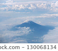 從飛機窗戶欣賞富士山和雲海的壯麗景色 130068134