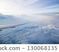 從飛機窗口欣賞蔚藍天空和雲海的壯麗景色 130068135