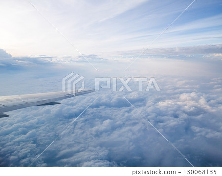 從飛機窗口欣賞蔚藍天空和雲海的壯麗景色 130068135