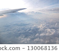 從飛機窗口欣賞蔚藍天空和雲海的壯麗景色 130068136