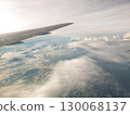 從飛機窗口欣賞蔚藍天空和雲海的壯麗景色 130068137