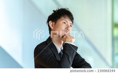 男性商人的思考 130068344
