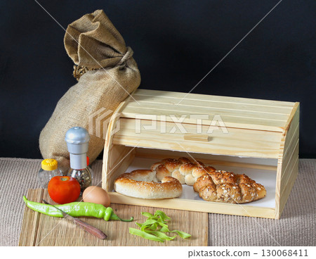 Bread box 130068411