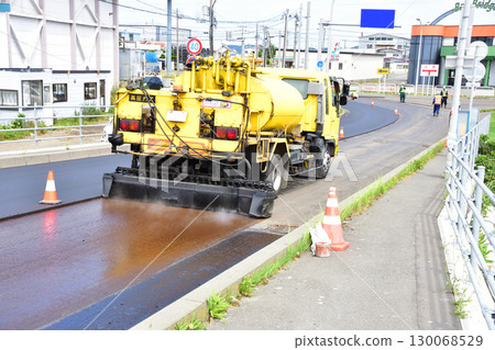 道路鋪設過程中噴灑瀝青乳液 道路鋪設過程中噴灑瀝青乳液 130068529