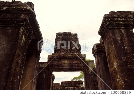 柬埔寨暹粒巴戎寺遺址的門楣 柬埔寨暹粒巴戎寺遺址的門楣 130068859