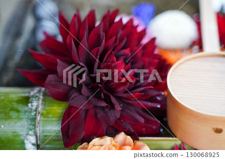 京都一座寺廟的淨水屋（淨化噴泉）上擺放的鮮花 130068925