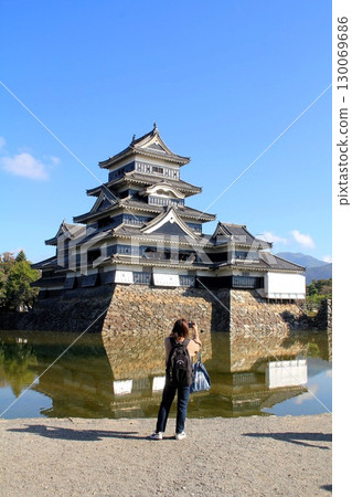 松本城和用智慧型手機拍照的女孩 130069686