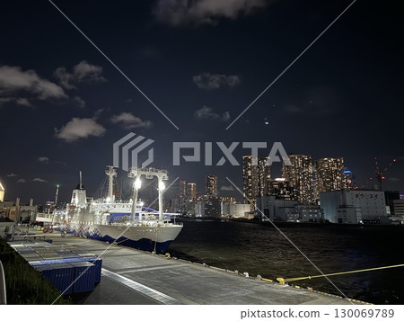 停泊在竹芝碼頭的一艘船 130069789