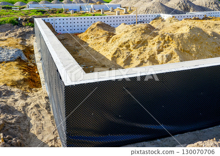 Foundation construction with waterproofing membrane and drainage protection system 130070706