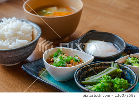 日式早餐套餐，包括米飯、味噌湯、納豆、一顆水煮蛋和一小碗蔬菜 130072592