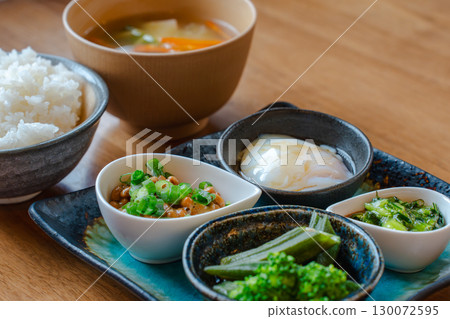 日式早餐套餐，包括米飯、味噌湯、納豆、一顆水煮蛋和一小碗蔬菜 130072595