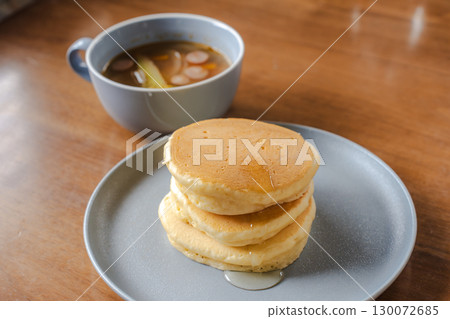 西式早餐,包括煎餅、糖漿和香腸湯 西式早餐,包括煎餅、糖漿和香腸湯 130072685