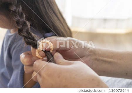 編織頭髮。一個女孩和她的祖母 130072944