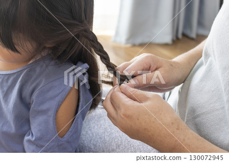 編織頭髮。一個女孩和她的祖母 130072945