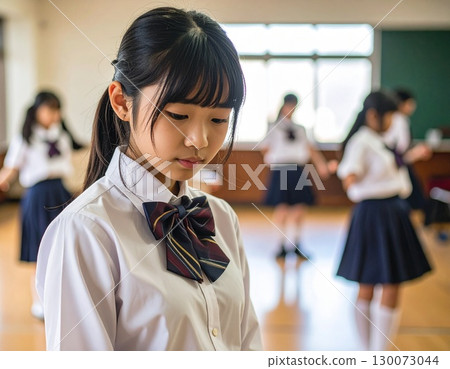 我不想去上學。我不去上學了。暑假過後。國中女生。 130073044