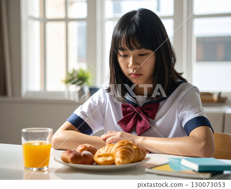 一名因睡眠不足而沒有胃口、早餐桌上感到不舒服的女國中生 130073053