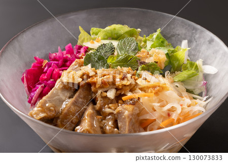 Vietnamese-style cold noodles with pork and green papaya 130073833