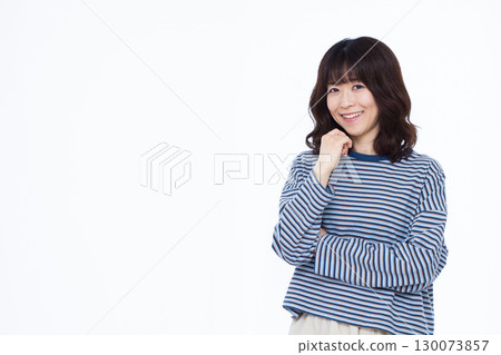 微笑著思考的女人 130073857