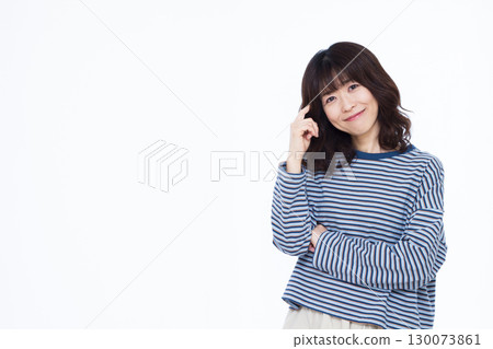 微笑著思考的女人 130073861