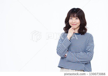 微笑著思考的女人 130073866