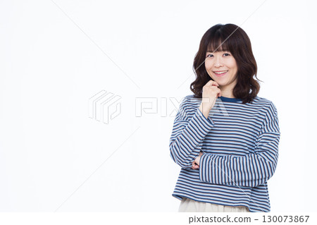 微笑著思考的女人 微笑著思考的女人 130073867