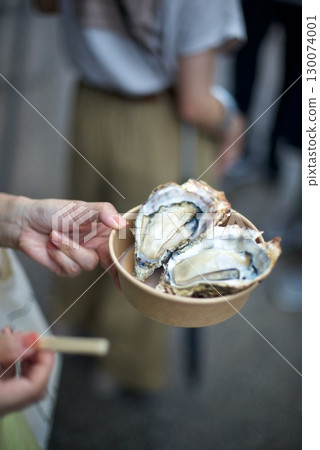 買來外帶的烤牡蠣邊走邊吃 130074001