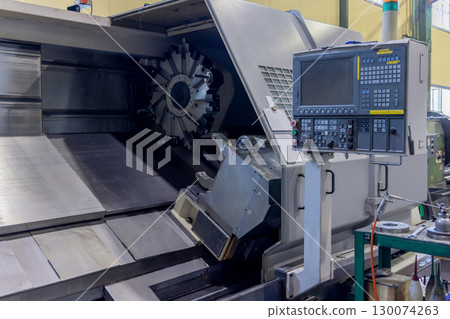 工廠裡擺滿了工具機 工廠裡擺滿了工具機 130074263