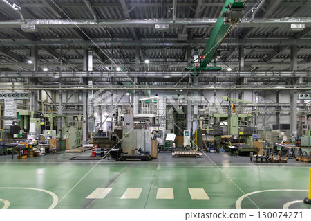 工廠裡擺滿了工具機 130074271