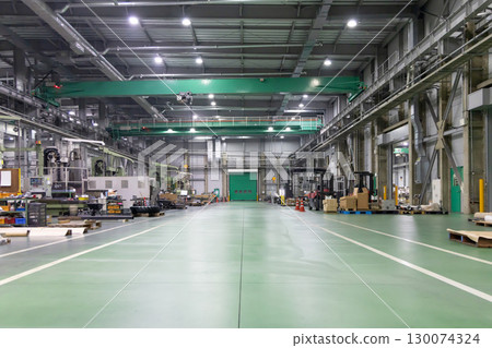 工廠裡擺滿了工具機 130074324