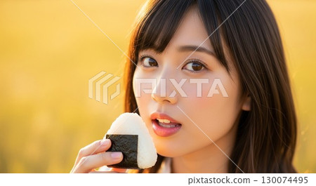 日本的味道:手持新婚飯糰的女子慈祥的笑容 日本的味道:手持新婚飯糰的女子慈祥的笑容 130074495